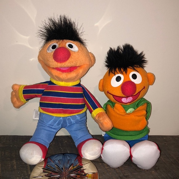 Sesame Street Ernie and Huggable Ernie, Elmo, 2 Kermits, & ornaments Ms Piggy - Picture 5 of 17